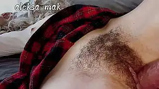 Nahaufnahme von einer behaarten, schmutzigen asiatischen MILF-Muschi, die gefickt wird und in der sie abspritzt.
