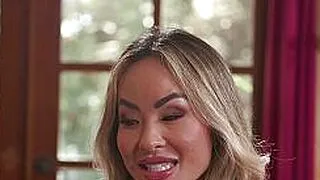 小柄な金髪アジア人MILF継母リンダ・ランは義理の息子ともっと親しくなりたいと思っている